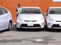 脅威の駐車技！まさかの隙間15ミリ、スレスレの駐車テクがすごいぞ！