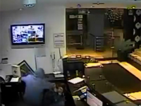 ホテルに強盗に入った男が、誤って自分の右目を撃ってしまう