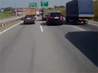 走行中のすり抜けで事故ったライダー。走行中のすり抜けは危ないよね・・・。