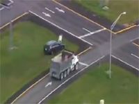 逃走する車両を追跡。無関係の車を事故に巻き込んでジ・エンド