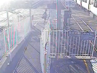 九死に一生。列車に轢かれかかった男性。この男性は軽傷で済んだという。