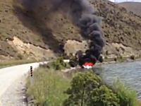 消火器が無くてもおっけー☆燃えるボートの火を消すクールな消火方法とは。