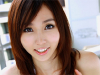 吉木りさ セクシーランジェリーを身につけてテーブルにもたれ掛かってクビレボディを魅せる