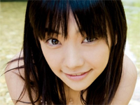 倉科カナ 水色のビキニ水着を身につけてイスやソファに座ってポーズ