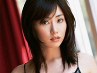 谷桃子 黒のシースルなセクシー水着を身につけてベッドに寝転がる