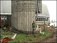 サイロ壊しで危機一髪。生き埋め5秒前（MI5）。トンカチの人は良く逃げた。