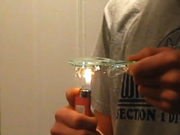 こんな事になるんだ。CD-ROMをライターで炙って驚きのトリックを披露。