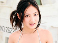 入江紗綾 黄色のビキニ水着を身につけてお風呂に浸かりながらキュートなポーズ