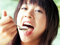 北乃きい 白のビキニ水着に身を包んでベッドに寝そべる