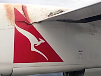 血で染まる旅客機の機体。上空3万フィートを飛ぶ飛行機の外にヘビが・・・。