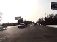 エクストリーム下車。雪で滑った車からドライバーがシュタタ。お前は忍者か。