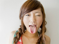 深澤ゆうき パープルのビキニを着てプールで戯れたり、ヒップを突き出してよつんばい