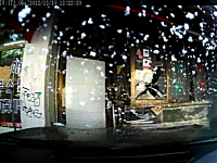 韓国でルノーサムスンの最高級車が暴走して商店に突っ込むドラレコ事故。