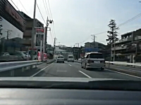 バイクの後部座席から子供が落下。気が付かない運転手・・・。（横浜市）