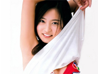 小島瑠璃子 ショッピング、白のビキニ水着姿で花びらの浮いたお風呂に浸かる