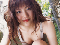 綾瀬はるか 競泳水着姿で太鼓を叩いたり、砂浜やベッドに寝転がる