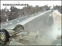 雪国事故。追い抜きざまにガードレールにヒットした車がバラバラ横転・・・。