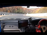 ブレーキが故障！素人レーサーが危険なスピードでクラッシュしてしまう瞬間