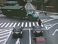 交差点を急左折したトレーラーが横転。あと少しで死ぬところだったバイク乗り