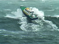 荒波すぎる・・・。アイルランドのレスキュー艇はどんな波が来ても無敵状態