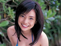 倉科カナ ビーチで赤のビキニ水着を身につけて元気いっぱいの笑顔を魅せてポーズ