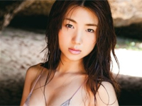 市橋直歩 パープルの衣装をまとって半分はみ出したヒップをアピール