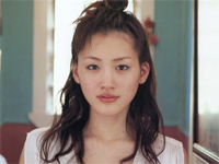 綾瀬はるか 黒のビキニ水着姿で波打ち際を走ったり、戯れたり