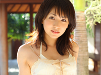 石原あつ美 黒のランジェリーを身につけてベッドに寝転がる