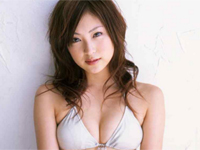 辰巳奈都子 Tバックのヒップを魅せたり、苺をほお張りながらポーズ