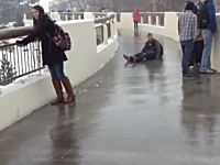 これはツルツル。完全にスケートリンクと化してしまった通路が難易度高い