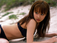 高橋愛 砂漠で白のビキニ水着に身を包んたグラビアショット