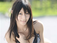 柚木しおり 教室で服を脱ぎながらポーズ、机にもたれてブラを外したりノーブラバストをチラリ