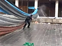 シリア動画。スナイパーからの攻撃がわずか数十センチの所に着弾する瞬間