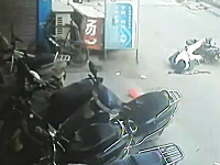バイクを運転中に意識を失った男性が転倒して頭を強く打ち流血⇒みんな無視