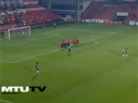 長いサッカー史でも類を見ないフリーキックだが、意味を教えてくれ