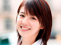 桜庭ななみ マーケットでフルーツをほおばる