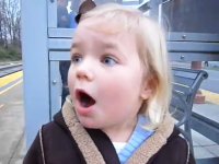 ほのぼの。生まれて初めての電車に興奮が隠し切れない幼女がカワイイ。