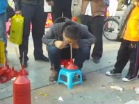 中国の路上で行われている怪しげな虫歯の治療。黒い葉と白い粉を吸うと？