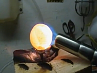 実験。真っ赤に焼いたニッケルボールを今度は厚い氷の上に置いてみた。