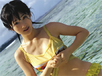 嗣永桃子 キュートな表情を魅せたグラビアショット