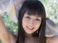 中村知世 パジャマ姿でベッドに横たわって笑顔を魅せる