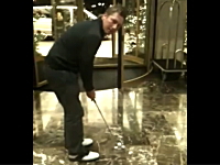 1000ユーロを掛けてホテルの回転ドアにパット（ゴルフ）を通す挑戦をしてみた