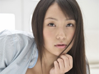 有川知里 ベッドの上でチューブトップの巨乳バストの谷間を魅せる