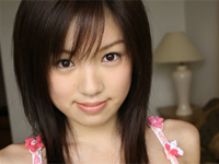 齊藤夢愛 ベッドの上で薄ピンクのブラジリアンビキニをまとってヒップが半分はみ出し気味