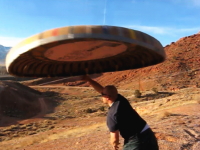 YouTube技術部「特大のフリスビー作って投げてみた」飛び方が古いSF映画