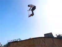 カッコイイ！！キックボードのフリースタイルで様々な神業を披露！