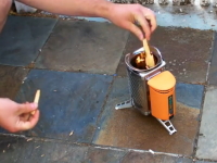 凄いアウトドア用品。焚き火で発生した熱でiPhoneに充電できる！BioLite