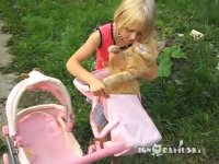 幼女のおままごとに付き合わされているニャンコが可愛いｗｗｗ大人しいｗｗｗ