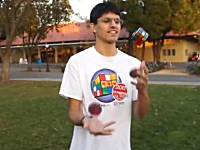 これは凄い。ジャグリングしながらルービックキューブを６面揃える神が登場。