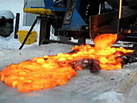 溶岩を分厚い氷の上に注いだらどうなるのか。実際にやってみた実験映像。